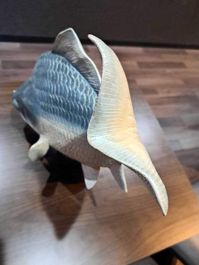 陶器 魚の彫刻 青白
