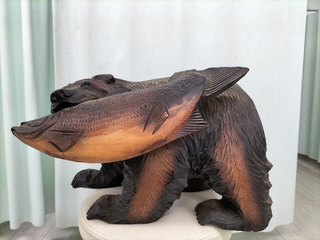 クマ 魚 木製彫刻
