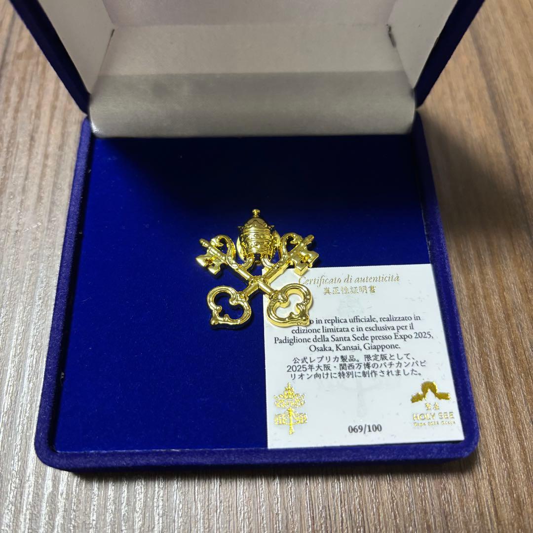 【万博イタリア・バチカン館100個限定】ローマ教皇の紋章ピンバッジ　69/100