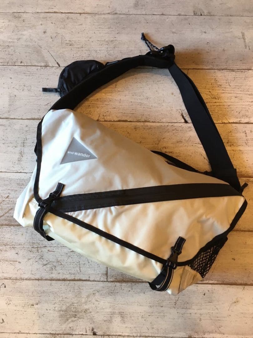 and wander（アンドワンダー） 20L messenger bag