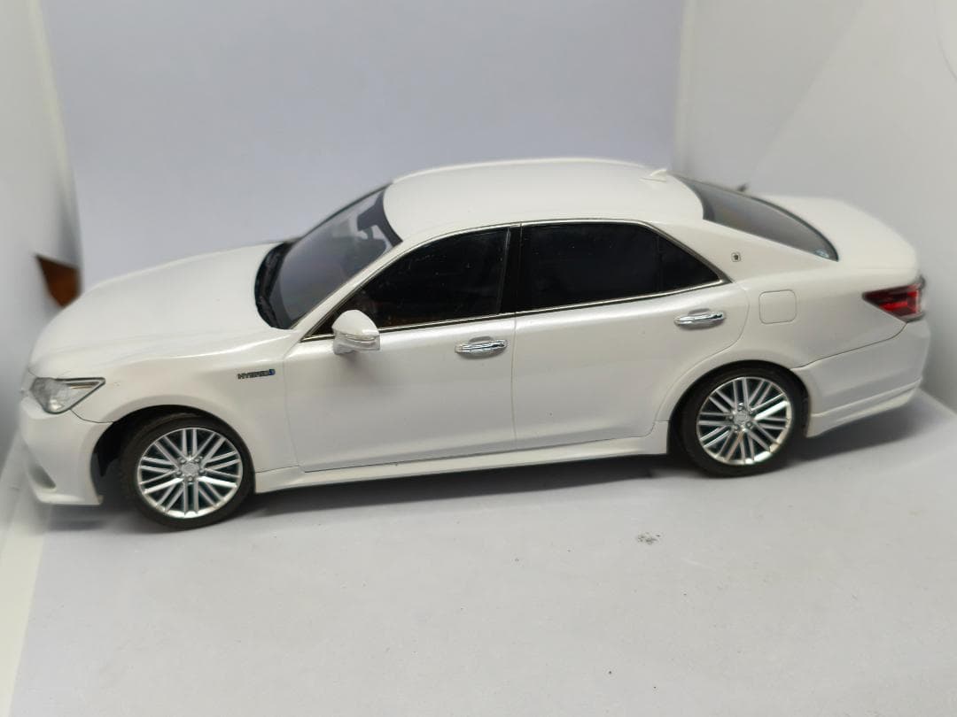 アオシマ　トヨタ　クラウンアスリート　プラモデル　完成品　ホワイトパール