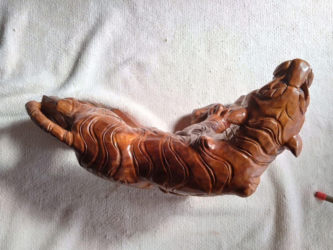 【美品 中古品】 虎の彫刻 木彫り 天然木 木製虎の彫刻 置物