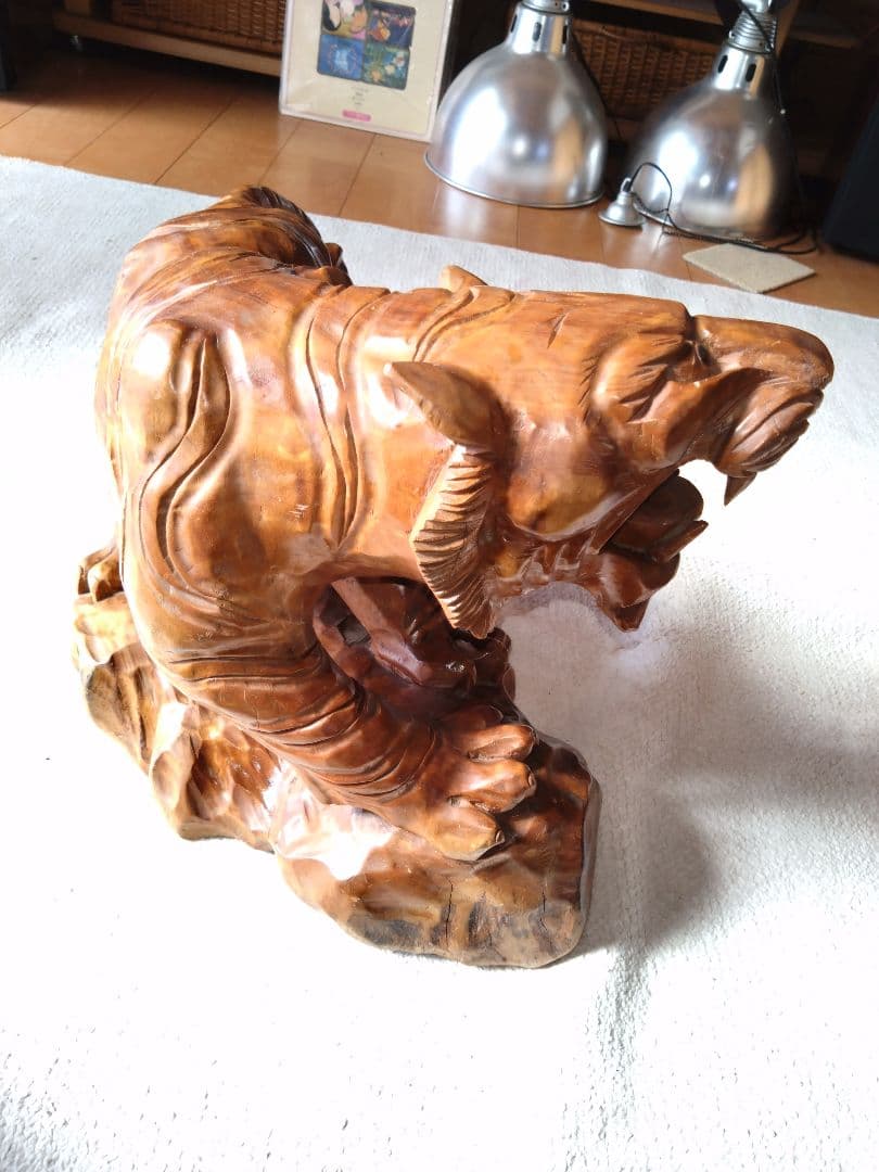 【美品 中古品】 虎の彫刻 木彫り 天然木 木製虎の彫刻 置物