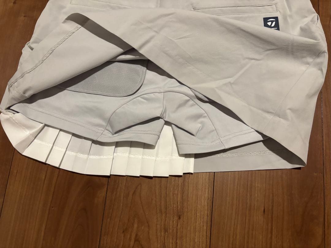 【新品未使用】TAYLORMADEスリット付きライトグレーゴルフスカート