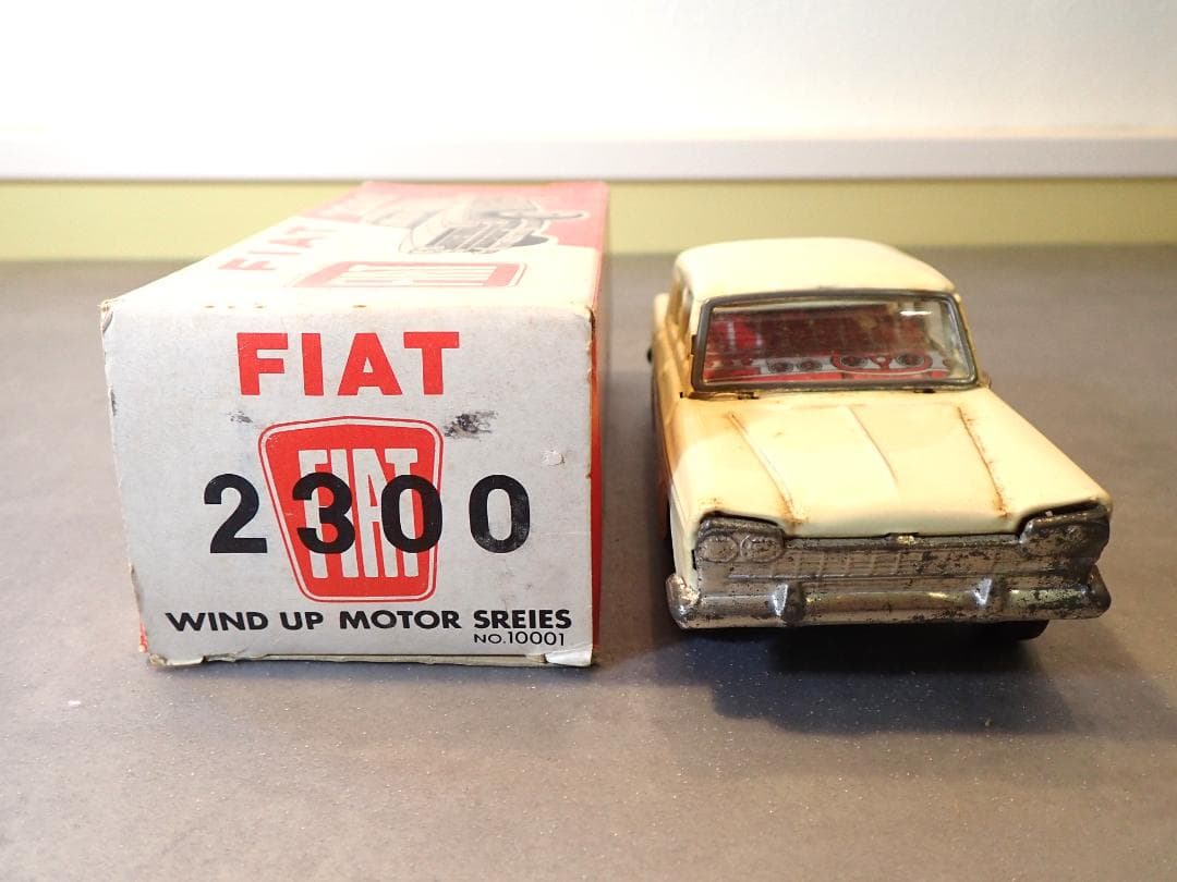 FIAT 2300 ミニカー クリーム色 箱付き ビンテージブリキカー日本製