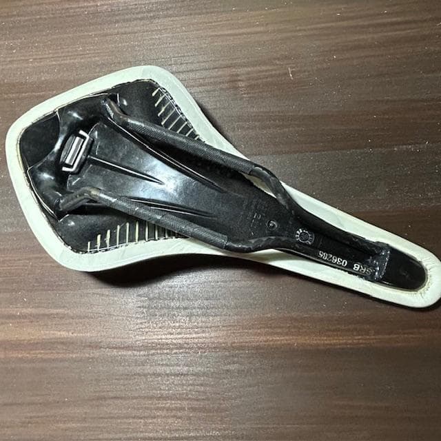 軽量フィジーク　アリオネ ホワイト　カーボンレール MINI様