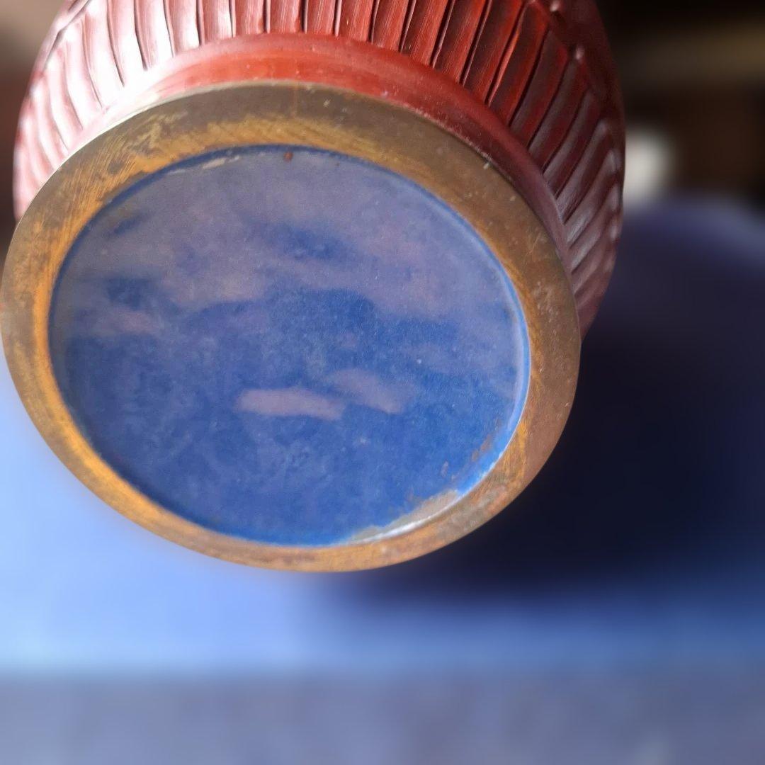 赤色彫刻花瓶 　堆朱　高さ約20cm