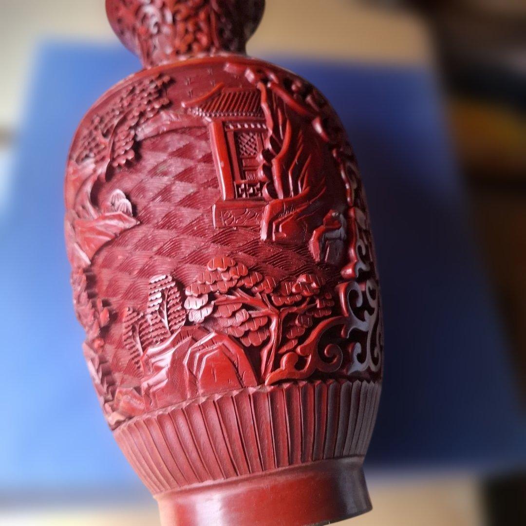 赤色彫刻花瓶 　堆朱　高さ約20cm