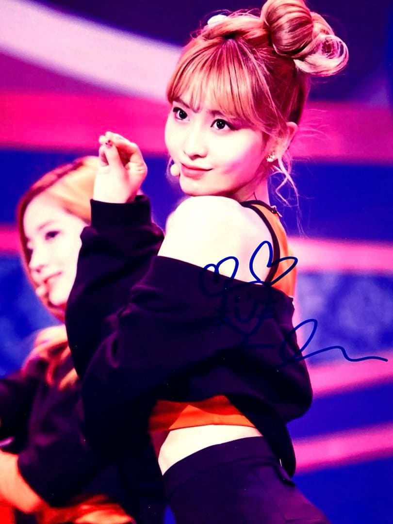 モモ直筆サイン入り超大型写真…Momo…TWICE‥
