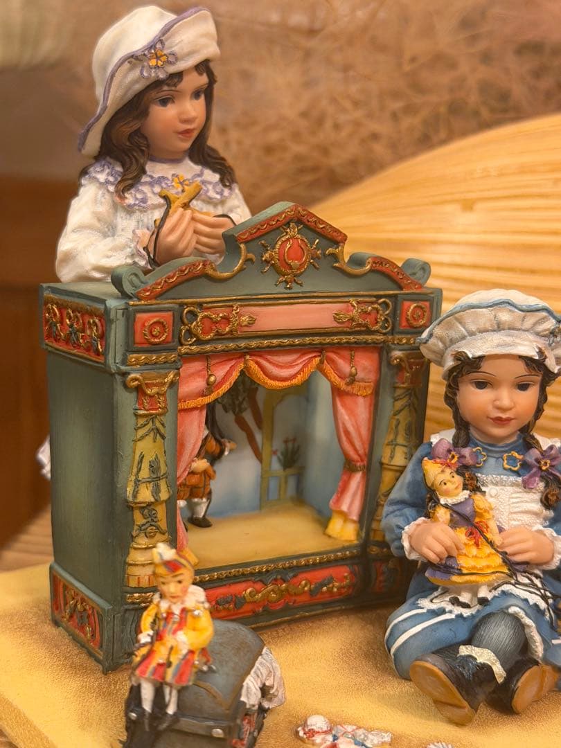 Leonardo Collection イギリス陶器製人形と舞台装置のフィギュア