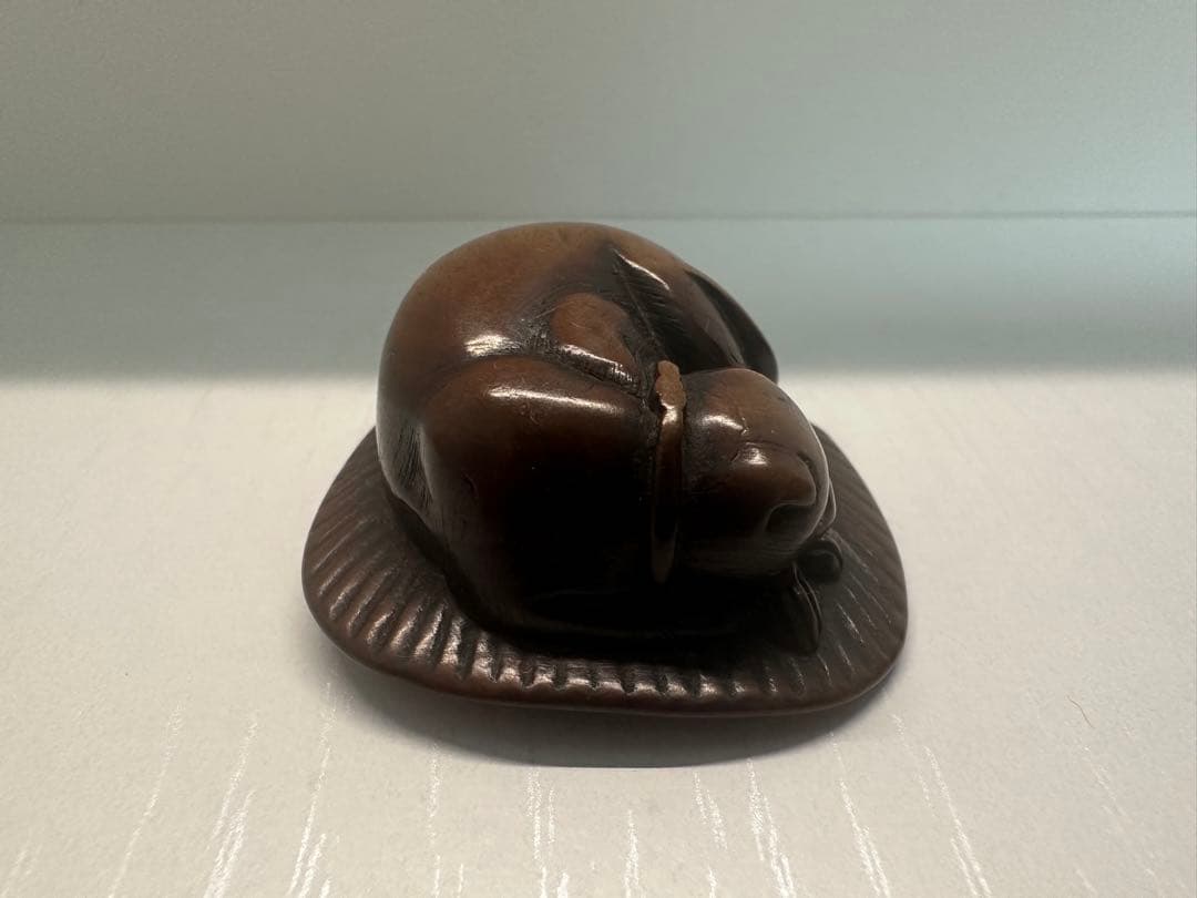 根付(netsuke) うちわの上の犬　木製 江戸時代