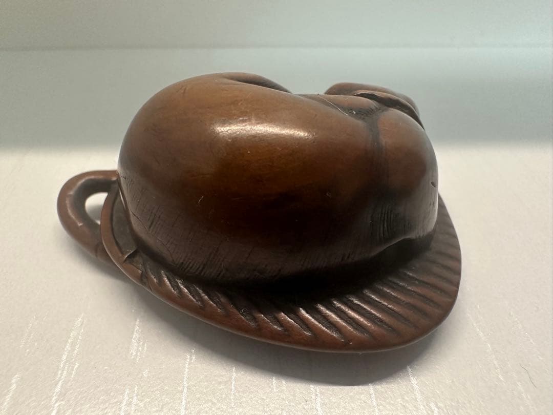 根付(netsuke) うちわの上の犬　木製 江戸時代