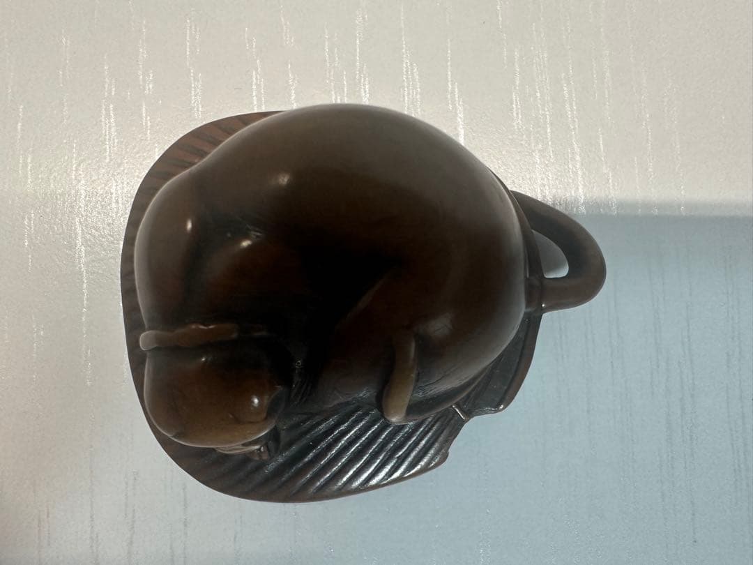 根付(netsuke) うちわの上の犬　木製 江戸時代