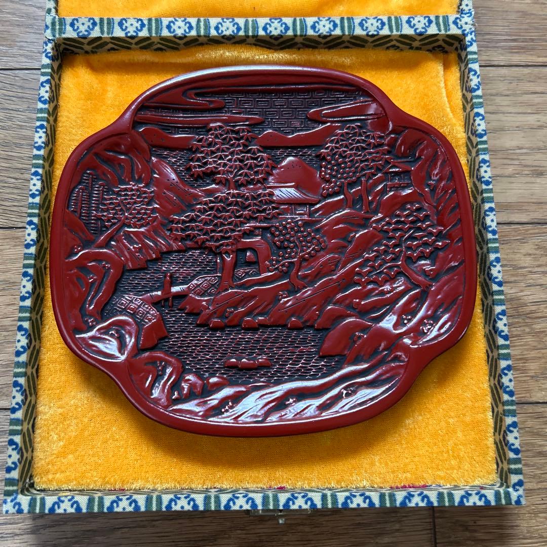 最終値下げ【民国時代手作山水人物図】精密彫刻中国彫漆堆朱御皿高級錦化粧箱付未使用