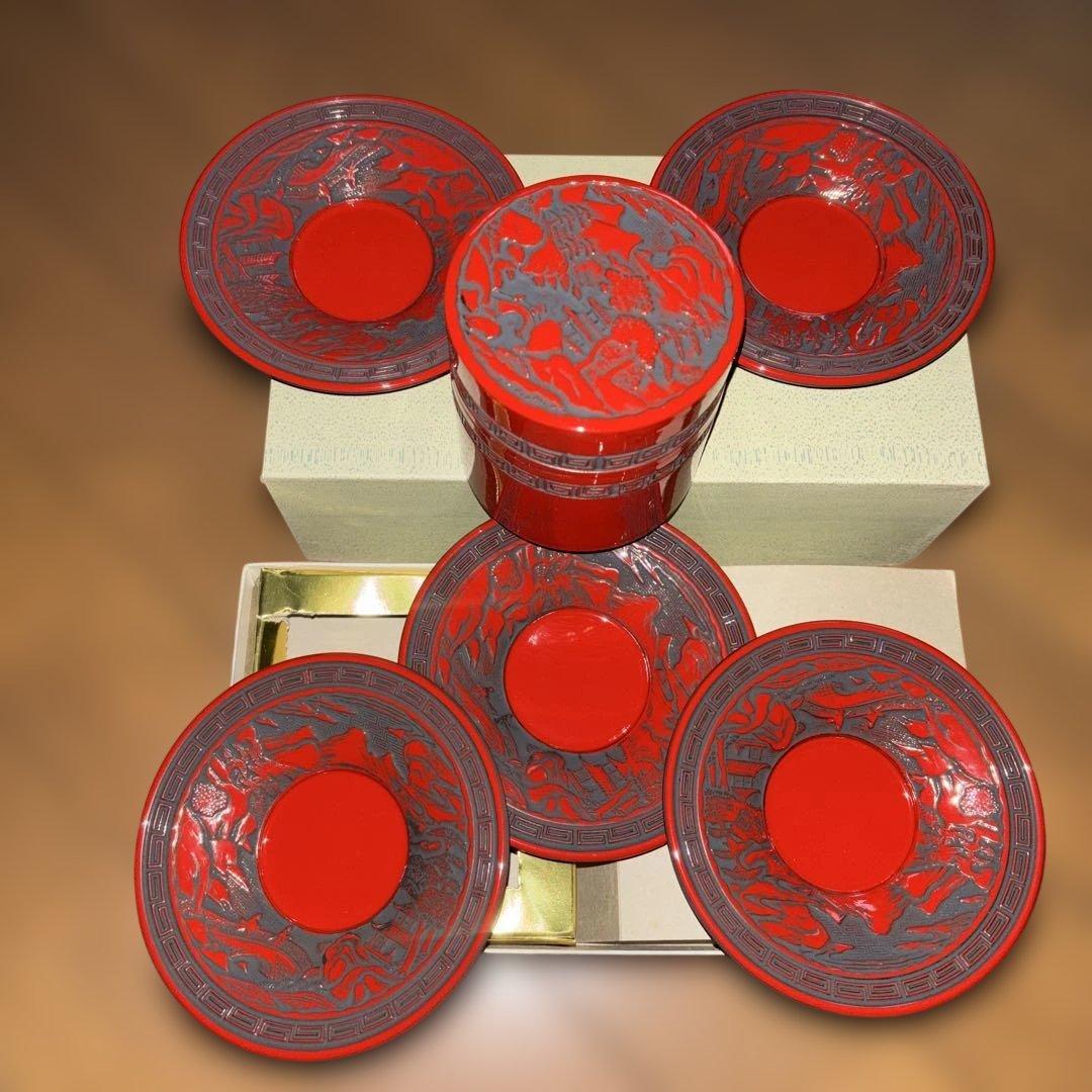 漆塗 赤色 浮彫り 皿と容器 セット