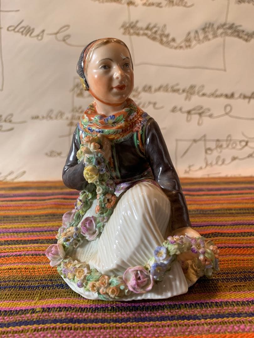 ロイヤルコペンハーゲン　アンティーク　レア民族衣装シリーズの女の子フィギュリン！