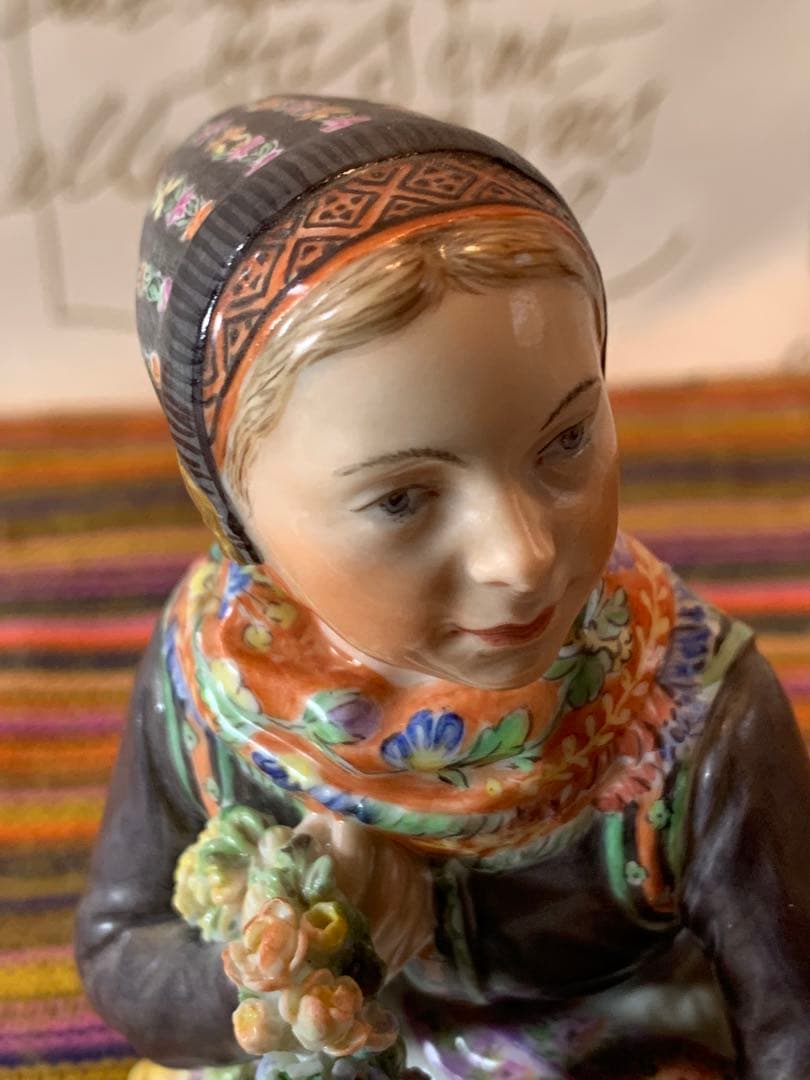 ロイヤルコペンハーゲン　アンティーク　レア民族衣装シリーズの女の子フィギュリン！
