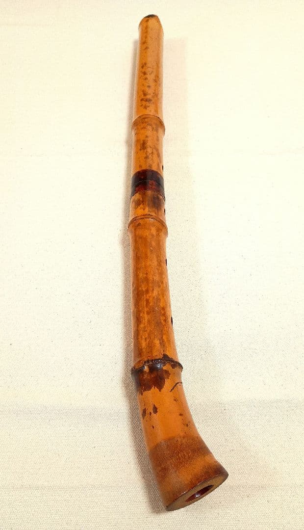 四郎管を思わせる老竹の曲管！爆鳴りの竹が鳴くような独特の音色の尺八！二尺管！
