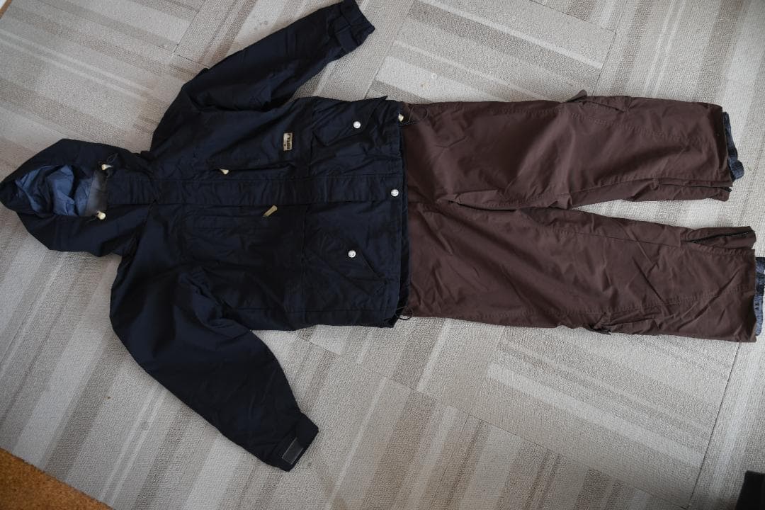 レディース　スノボーウエア上下、保護パット、手袋　（4点）