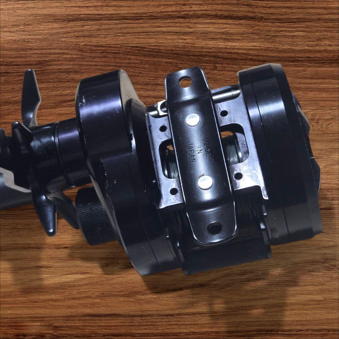 希少廃盤品　 Megabass BLACK JUNGLE リール 右ハンドル