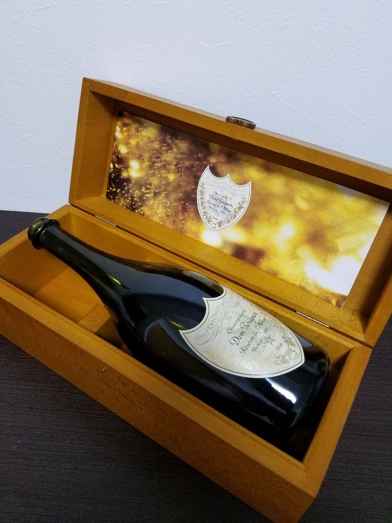 ドンペリニヨンゴールド空ビンと木箱