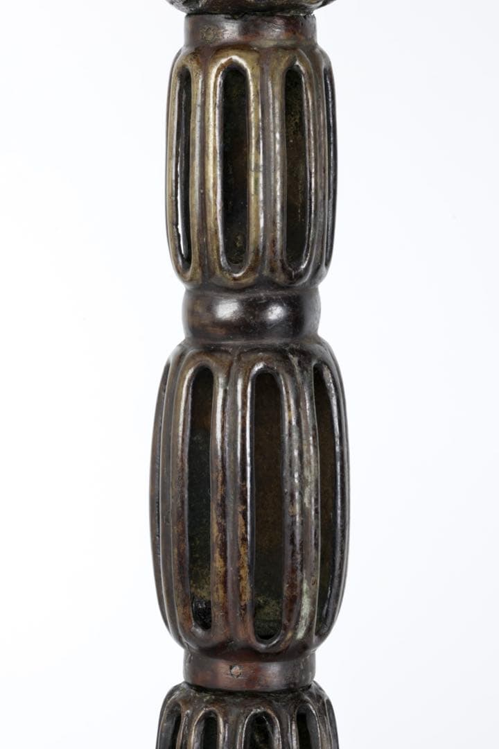 【大型燭台一対】透彫菊花文 細密彫刻 蝋燭立 仏教美術 仏壇 仏具 骨董 古美術