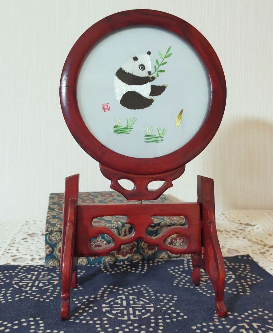 中国伝統工芸品　両面刺繍　可愛いパンダ　わけ有り　木製丸額　スタンド付き