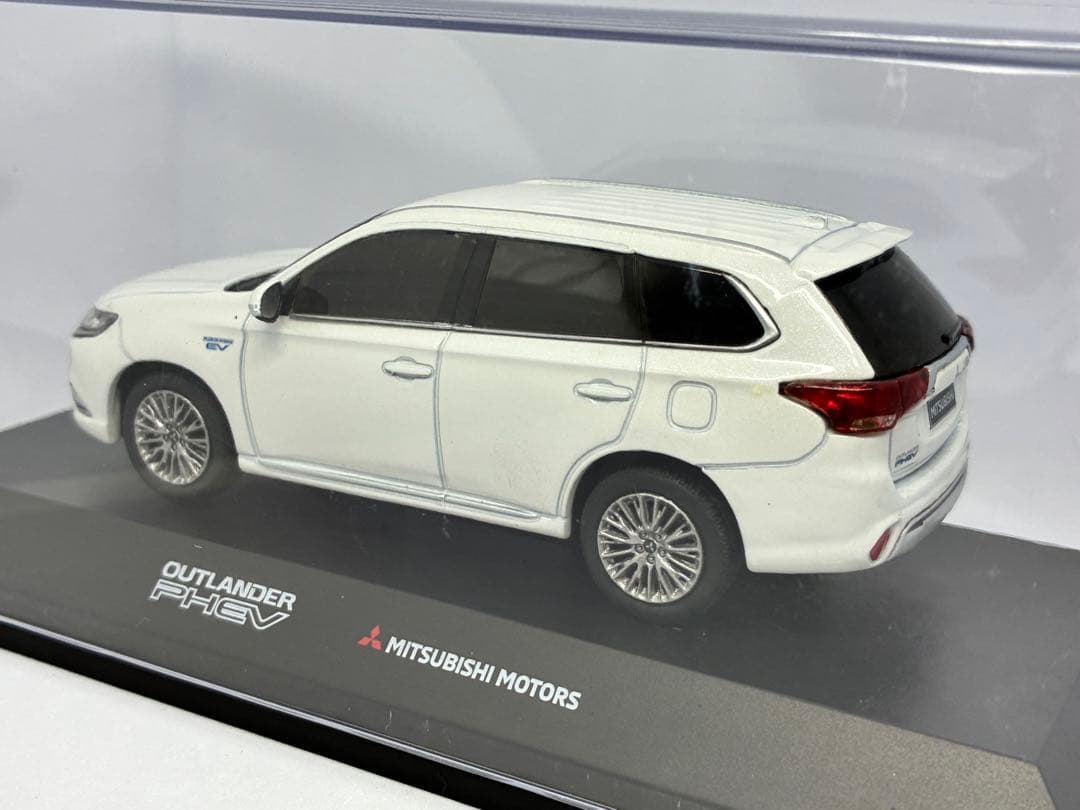 非売品 三菱 アウトランダーPHEV カラーサンプル 白