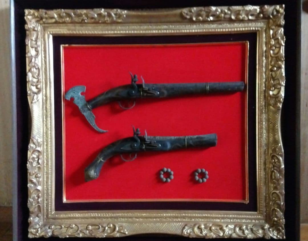 アンティークピストルセット　装丁済み　額縁