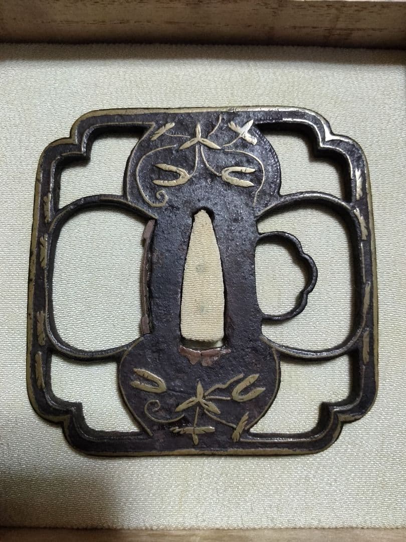 ♦最終価格♦鉄鍔　鐔(応仁　勝軍草象嵌隅切木瓜大透)室町〜桃山　佐藤寒山箱付き