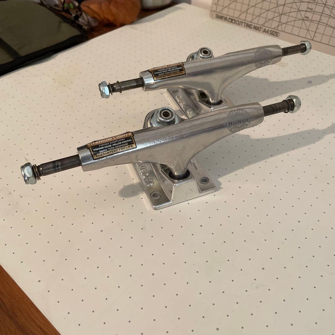 THUNDER スケボートラック TITANIUM LIGHTS 147 チタン