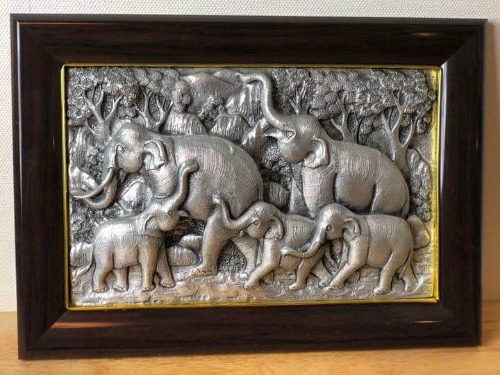 真鍮製　手彫りのレリーフ　象のモチーフ
