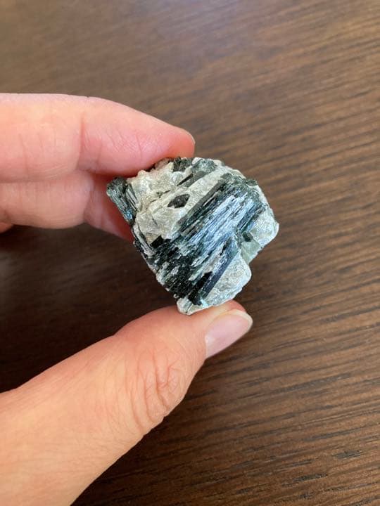 参考エピドート原石。コロコロサイズでコレクション保管にピッタリです