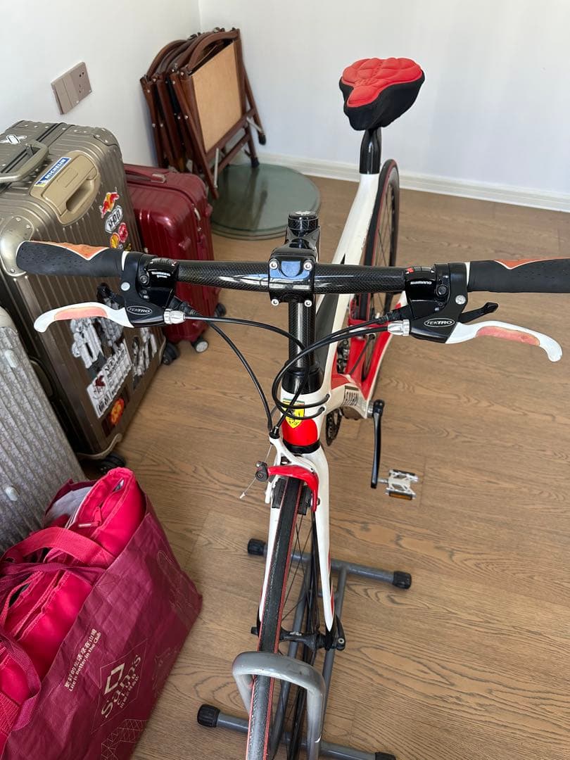 ホワイトとレッドのロードバイク