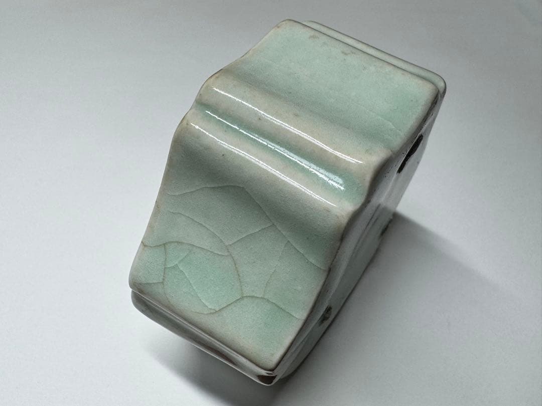 李朝　水滴　青磁　青磁桜花型梅花紋水滴