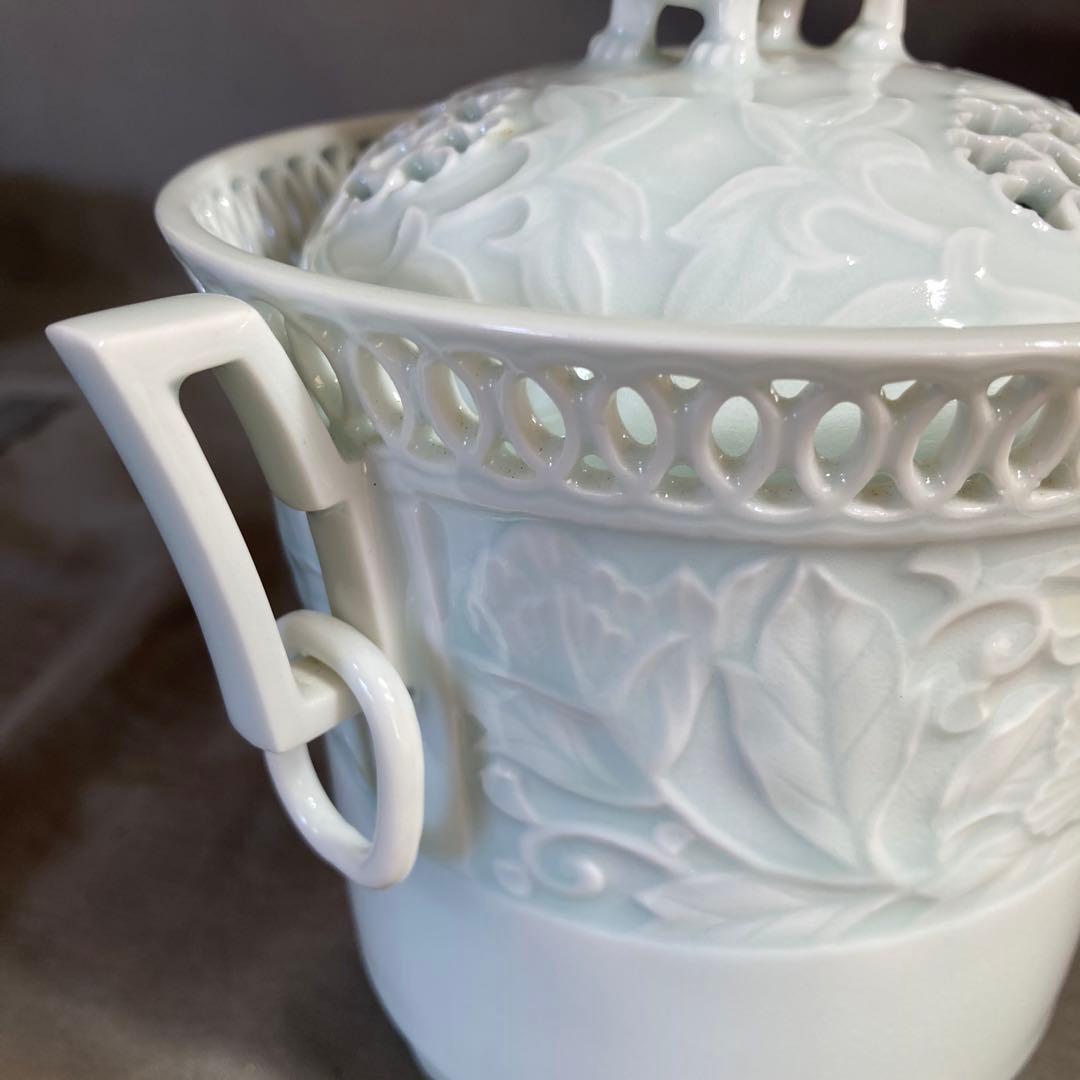 【樋渡陶六】伝統工芸会　重要無形文化財　樋渡陶六作　青白磁彫獅子牡丹唐草文　香炉