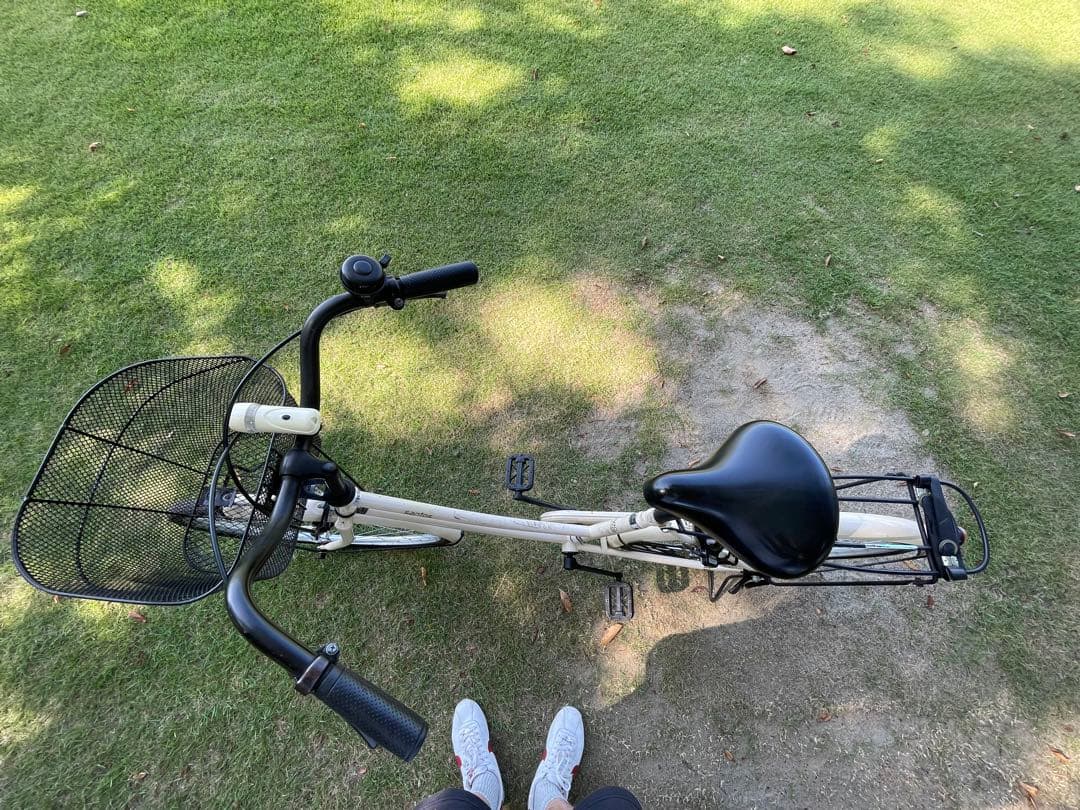 ヒ*属様 シティサイクル クリーム色 前面バスケット付き