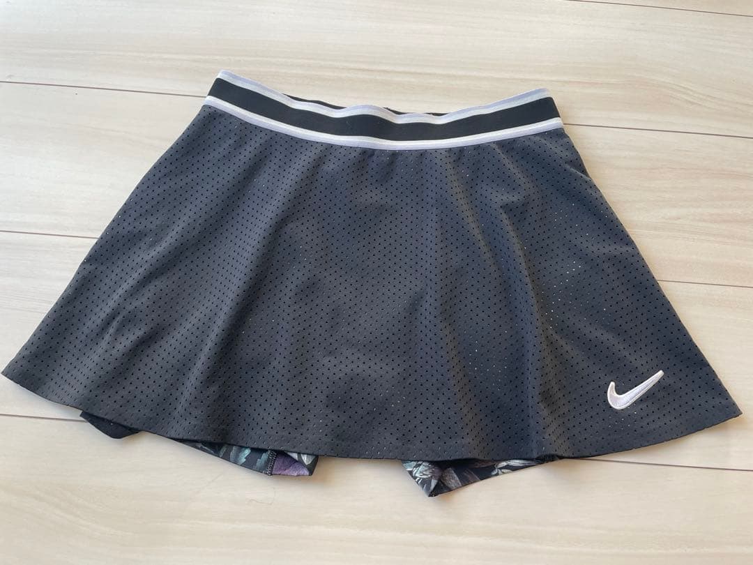 Nike テニススコート 黒 フローラル柄　US-Sサイズ