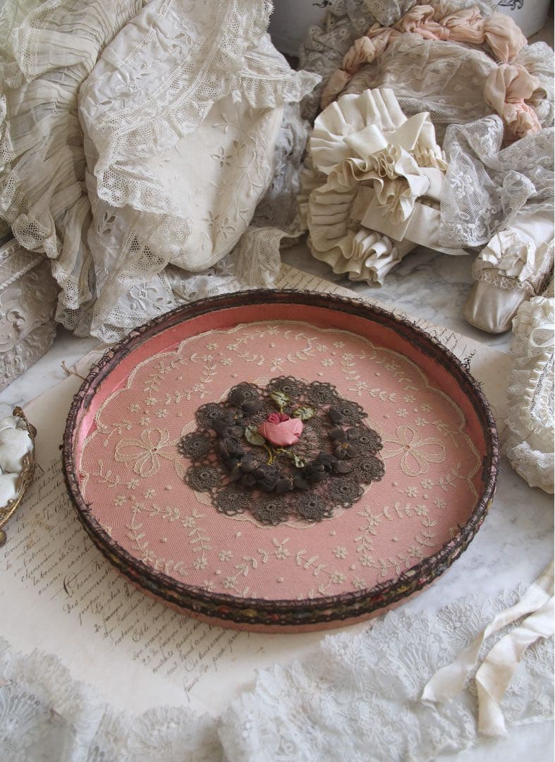 フランスアンティークレースとロココリボンカルトナージュ飾り