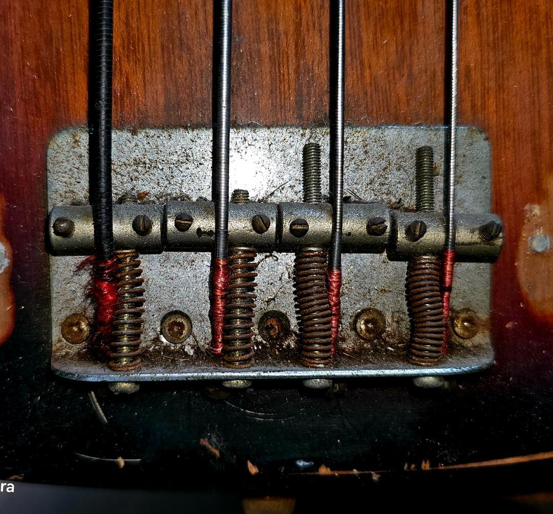 ボディは1977年フェルナンデス。ネックは不明品