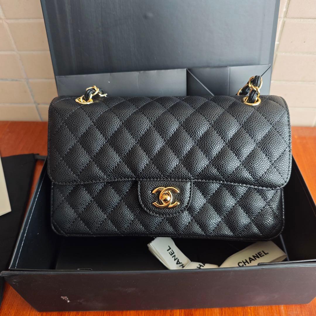 ブラックのキルティングレザーで、ゴールド金具がエレガントなショルダーバッグ