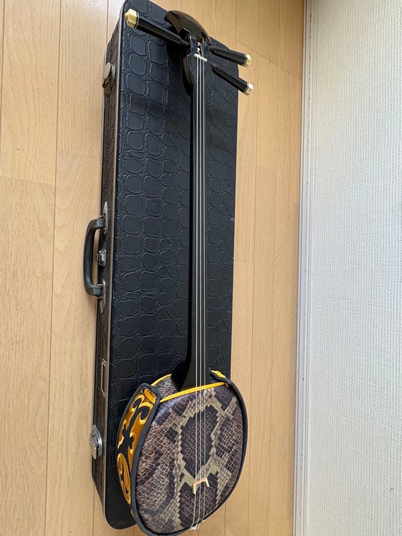 再度値下げしました古い沖縄又吉三線 本体 ハードケース付き
