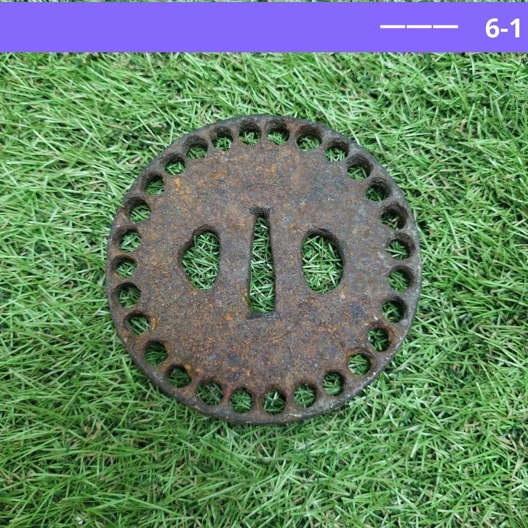 鉄製 鍔(つば) 丸型穴付き 無銘 丸形日本刀 アンティーク