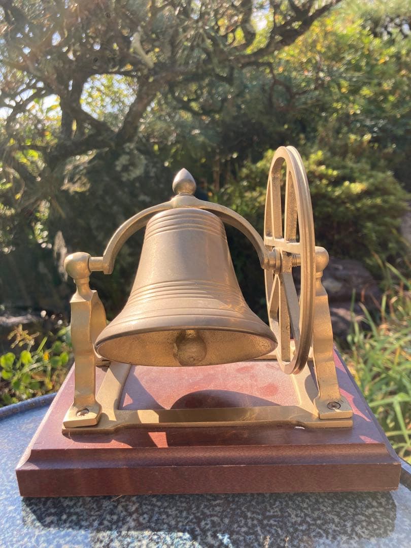 素敵なアンティーク風　真鍮製 車輪付きベル 木製台座
