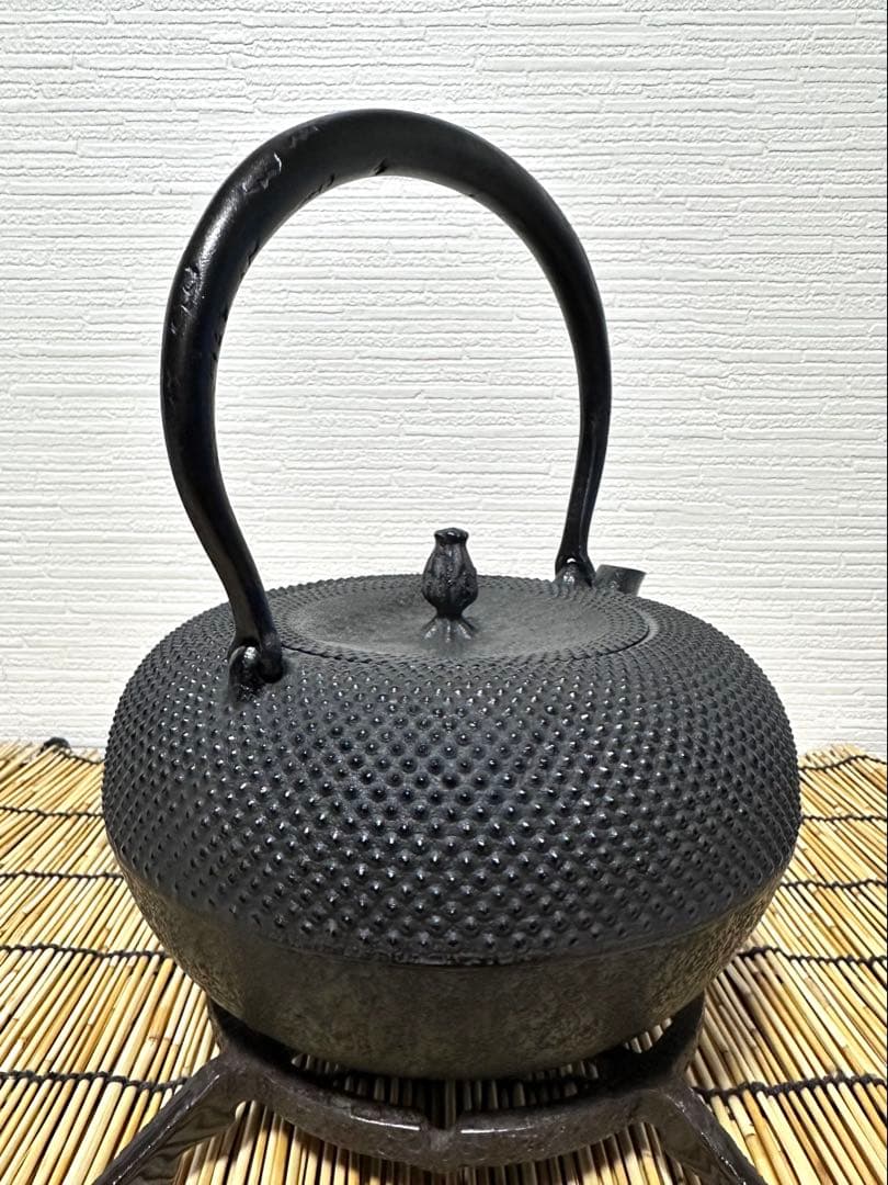 未使用品　南部伝統工芸士 及川寛治作　１８型姥口 アラレ　南部鉄瓶　南部鉄器