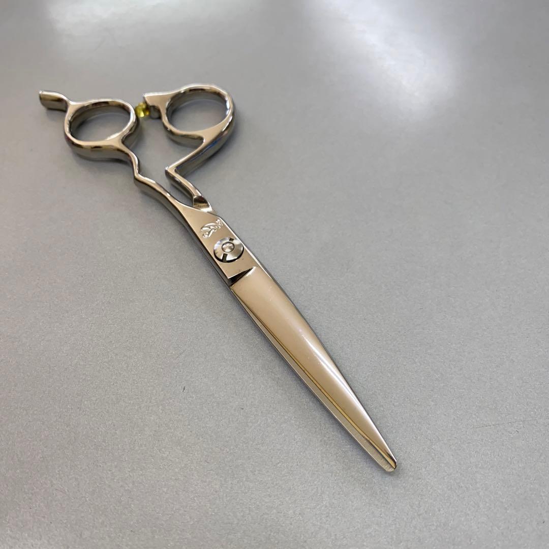 ６インチシザー　手に吸い付くようなフィット感