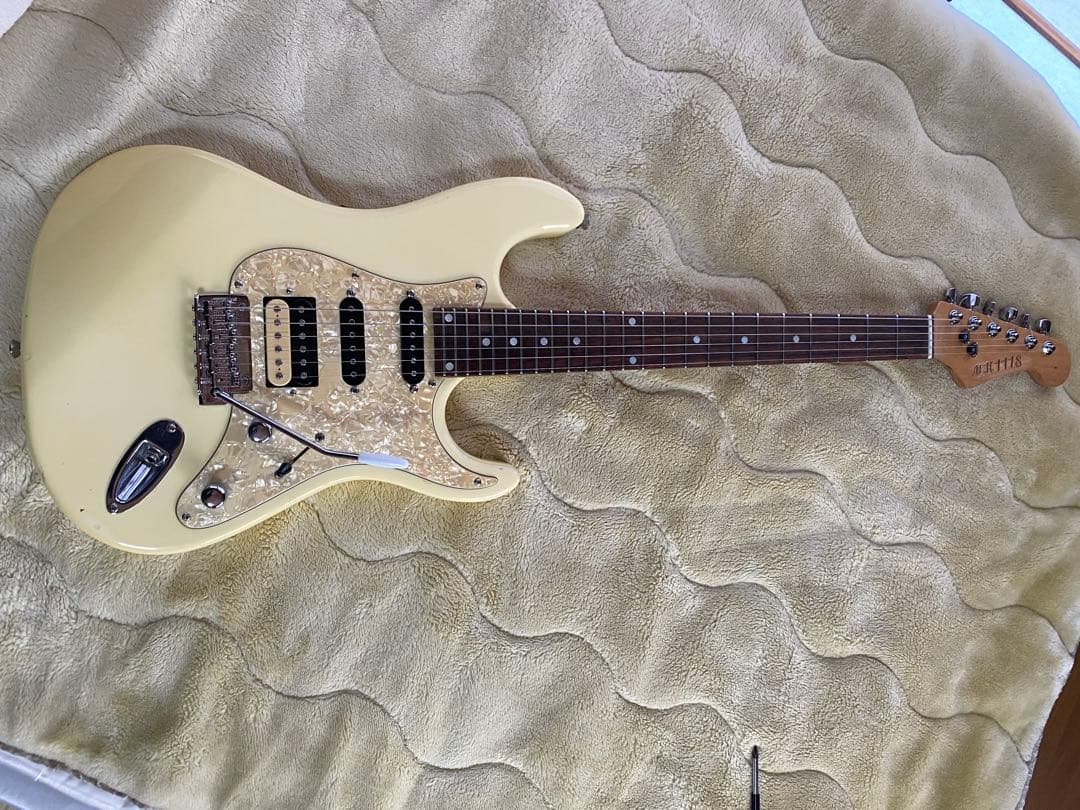 24フレットミディアムスケール　ディマジオ　ロック式トレモロ　マグナムロックペグ