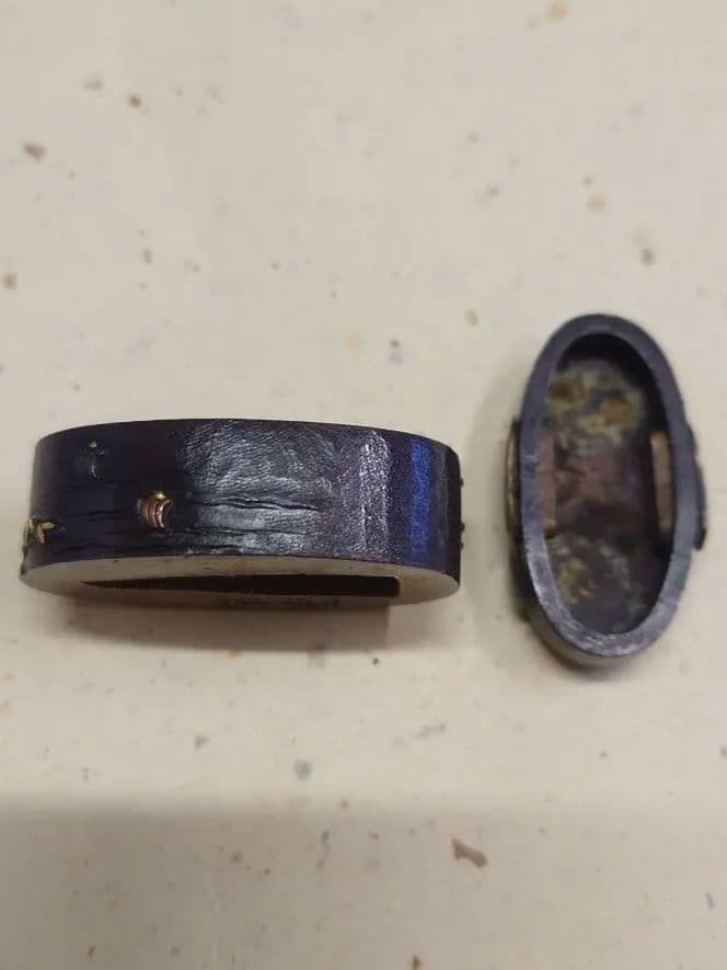 縁頭、赤銅地に山村図、 銘、宗重