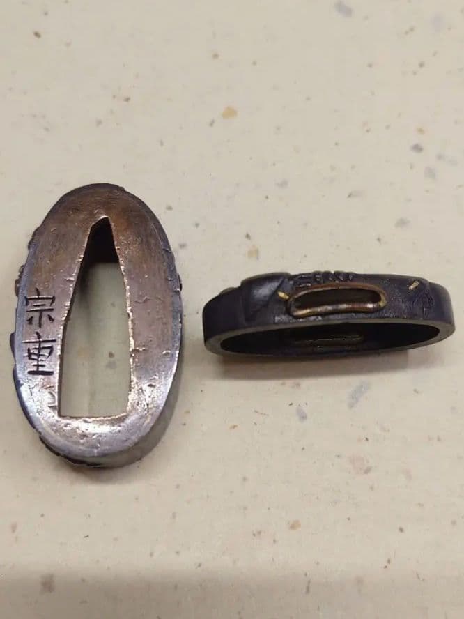 縁頭、赤銅地に山村図、 銘、宗重