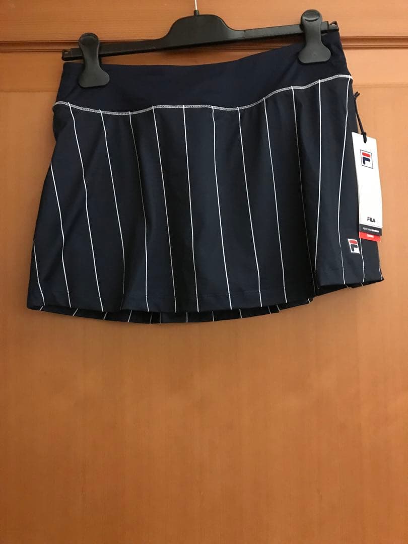 フィラ  テニスウェア　紺色スコート　US-Sサイズ　新品